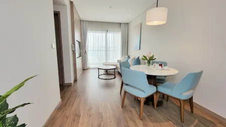 A La Carte Residence HaLong Bay - High Floor and Bay View Отели в г. Халонг