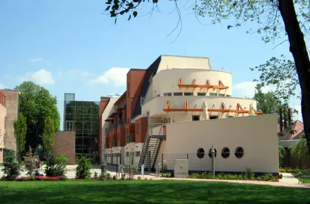 Holiday Beach Budapest Wellness and Conference Hotel Отели в г. Дунакеси