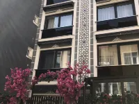 Middle Village Hotels near Beylerbeyi