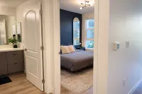 Contemporary Getaway Near Disneyland w Pool & GYM - Homestays