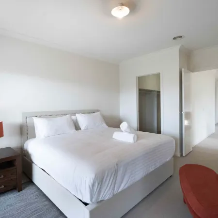 Contemporary Family Living at 4 Seafarer Way Отели в г. Пойнт Кук