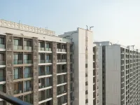 Elegant and Stylish Studio @Sky House BSD Hotels in Pagedangan