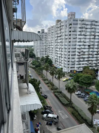 IMPACT Muang Thong Thani, daily rental room, Muang Thong Popular Condo C5 Отели рядом с достопримечательностью «CP All Academy»