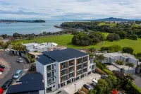 Orakei Gem - Seaview 3-Bedroom Townhouse コヒマラマビーチ周辺のホテル