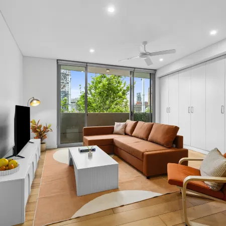 Central art-filled 2 beds with balcony & aircon