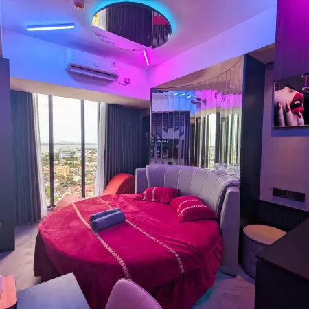 S&D Honeymoon Studio 2002 with Tantra Chair at Pollux