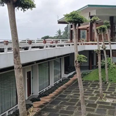 Townhouse Oak Hotel Pondokan Tjiburial Hotels near Sierra Cafe & Lounge