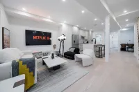 4BR King West Walk to Downtown Sleeps 9 - บังกะโล