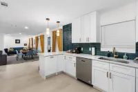 Modern 4BR Home + Jacuzzi 10 minutes from downtown