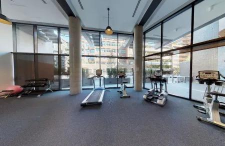 Downtown Luxury Suite w/ Private Kitchen, Laundry, Parking Отели рядом с достопримечательностью «Maple Tree Square»