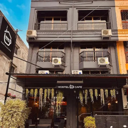 Friends Station Hostel & Cafe
