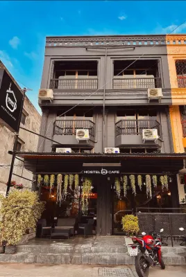 Friends Station Hostel & Cafe