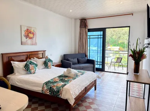 Crown Royale Hotel & Lounge