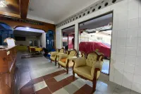 Hotel O near RS Awal Bros Sudirman formerly Flora Hotel - Parkplatz
