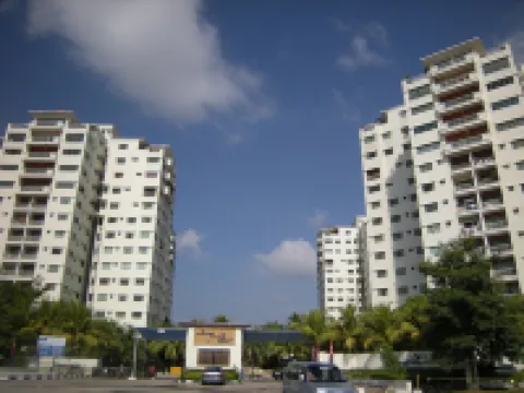 A Modern 3BR Home Near Danga Bay, Free Parking Отели в г. Голден-Бэй