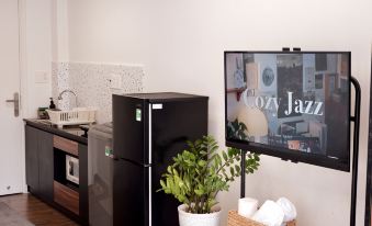 WE stayin Saigon | Ben Thanh Market | City View Studio