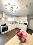 OYO Welsh Holiday Accommodation - Modern Stay فنادق في Angle