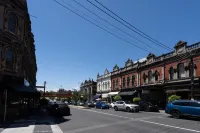 Modern 1BR Apt Near Swinburne & Glenferrie Rd Hoteles cerca de Universidad de Swinburne