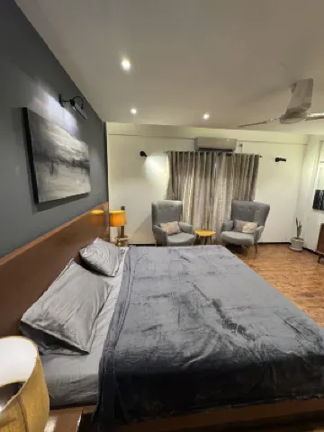 The Graphite | 1BHK | Self Check In | 60” TV|Wifi