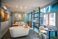 Homestay CHAT | Train Street Apartments | Old Quarter Edge - parkir