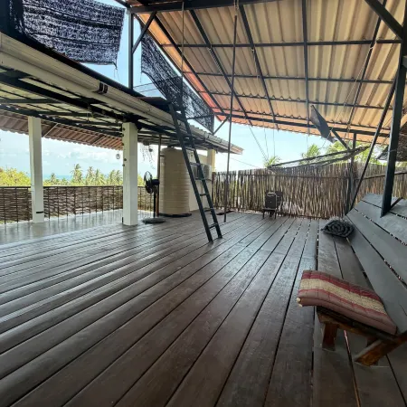 Large 1 bed apartment with yoga studio and seaview