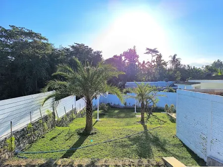 Omah Putih Menoreh Отели в г. Moyudan