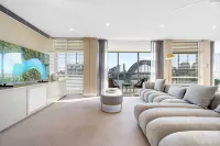 Sydney's Landmark Views from Luxury 2Bd Apt