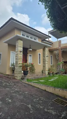 Cozzy Penginapan Rumahkoe - Homestays