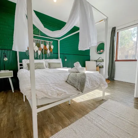 The Green Nest - Cozy Stay Near CBD + Free Parking