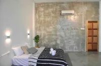 3 BDR shoplot style homestay Yong Peng three rooms. Hotel di Yong Peng