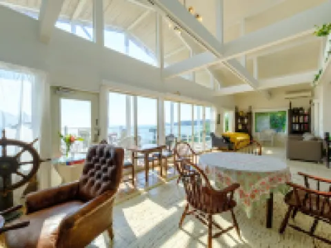 海と光のある暮らし｜ビーチまで徒歩5秒の一棟貸切｜写真が映えるオーシャンビュー｜10名 | 三浦バンビーノ 三浦のホテル