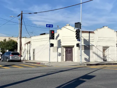 LA Homestay Отели рядом с достопримечательностью «Holyland Exhibition»