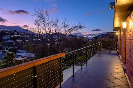 Lipscombe Mt Wellington view luxury house Отели рядом с достопримечательностью «Long Beach»