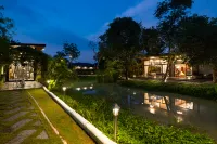 Huge Pool Villa with Private Lake  3+1BR/10 Guests 화이야이 호텔