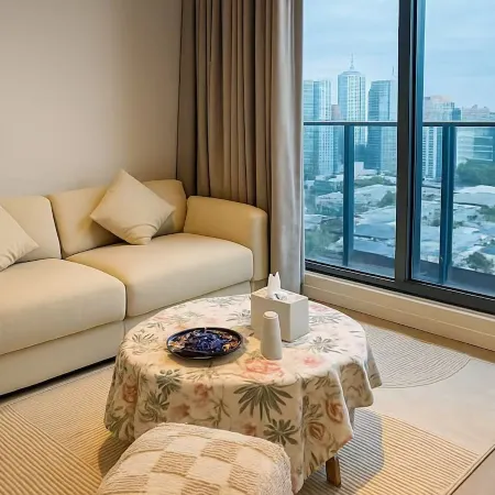 Southbank Apt with Pool & Parking