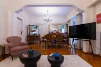 Retro Pop Classic 2 bed Luxury Hop to Acropolis