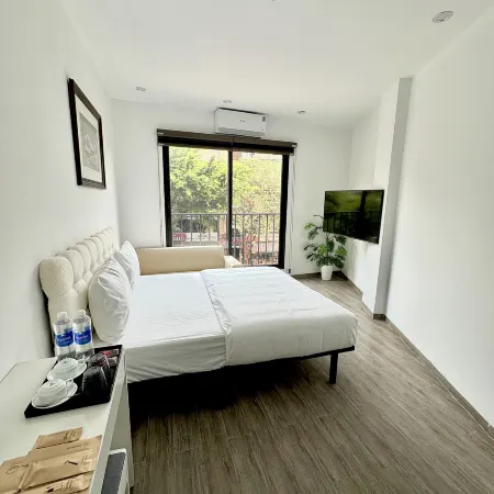 Hanoi IRIS Homestay 2A Nguyen Hong Отели рядом с достопримечательностью «Донгда»