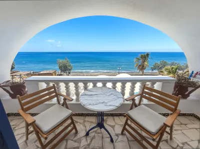 Stavros Beachfront Domes by Booking Kottas Hôtels à : 