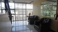 RedDoorz @ Cosmo Hotel Vicente Cruz Sampaloc Manila - parking