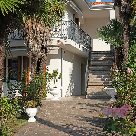 "Sybilvilla; A Stone's Throw from Venice"