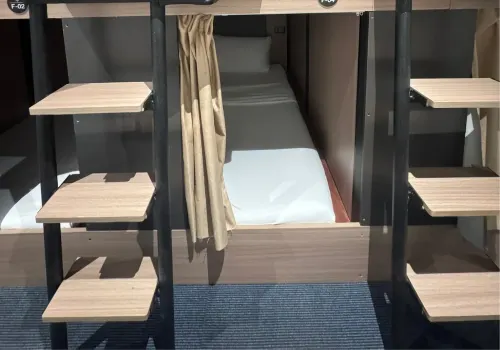 Sakura Capsule Hotel by HiveRooms - โรงแรม แคปซูล