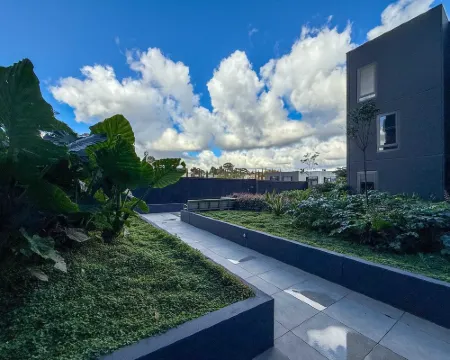 Stylish 1BR Apt in Ivanhoe with Free Parking Hoteles en Ivanhoe