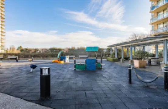 Coquitlam Center Bright & Modern 1BR Parking included Steps to SkyTrain | Pool & Gym