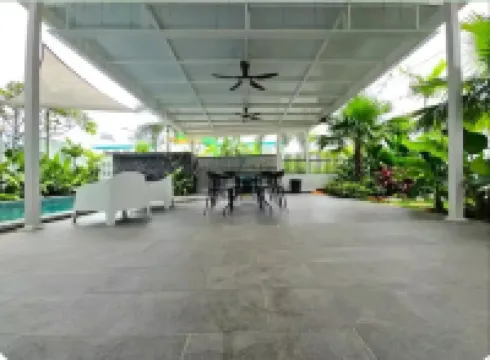 Cozy Home/Pool Cinema/Karaoke Jonker 1.2 km 20+8pax