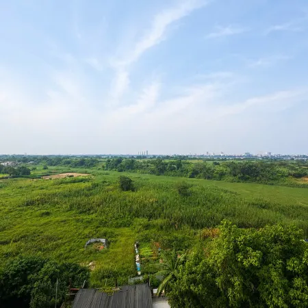 Dreamora Serenity Hotel & Residence Отели рядом с достопримечательностью «Озеро Truc Back»