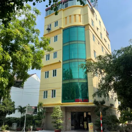 HOTEL MlLAN Отели рядом с достопримечательностью «Гипермаркет Vincom Plaza Thu Duc»