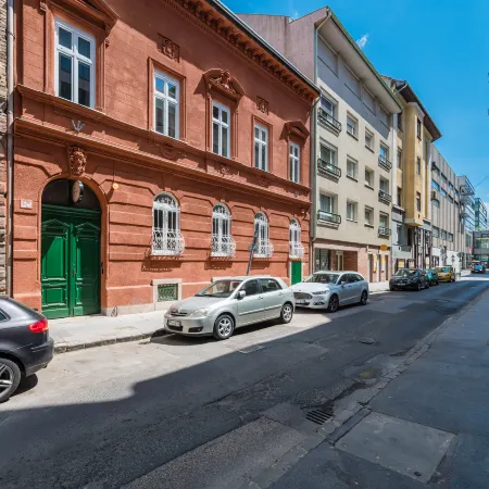 East-West Budapest Boutique Hotel Отели рядом с достопримечательностью «Торговый центр Corvin Plaza»
