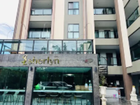 Sherlyn Hotel & Cafe 랏차타니 대학 주변 호텔