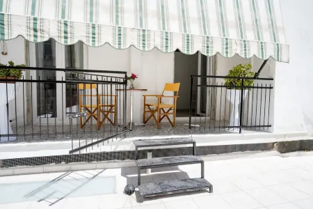 AuGuStea - Modern Central Suites