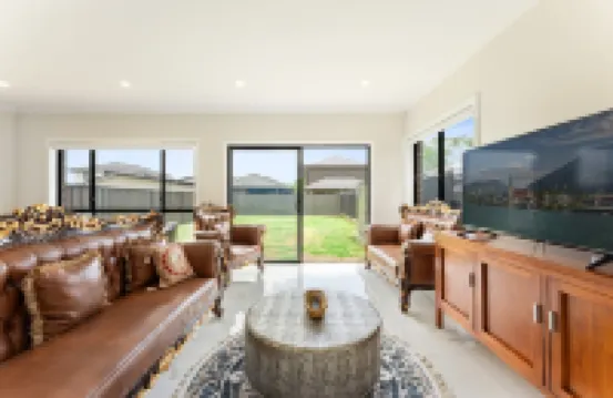 Austral Spacious large 5 br home with Central AC
